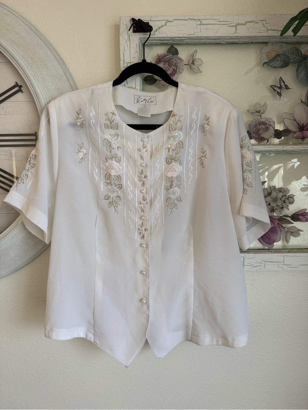 Vintage Kay Cee White Embroidered Short Sleeve Button-Front Blouse